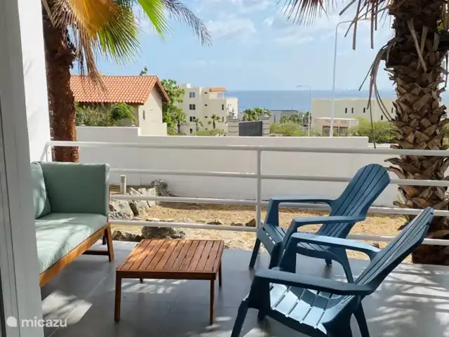 Apartamento con vista al mar en Curazao, Curazao Centro, Piscadera - apartamento Patio con juego de sala y comedor, que ofrece vista al mar.