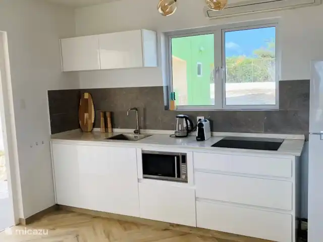 Apartamento con vista al mar en Curazao, Curazao Centro, Piscadera - apartamento Cocina con heladera con freezer, microondas combi y cafetera Nespresso.