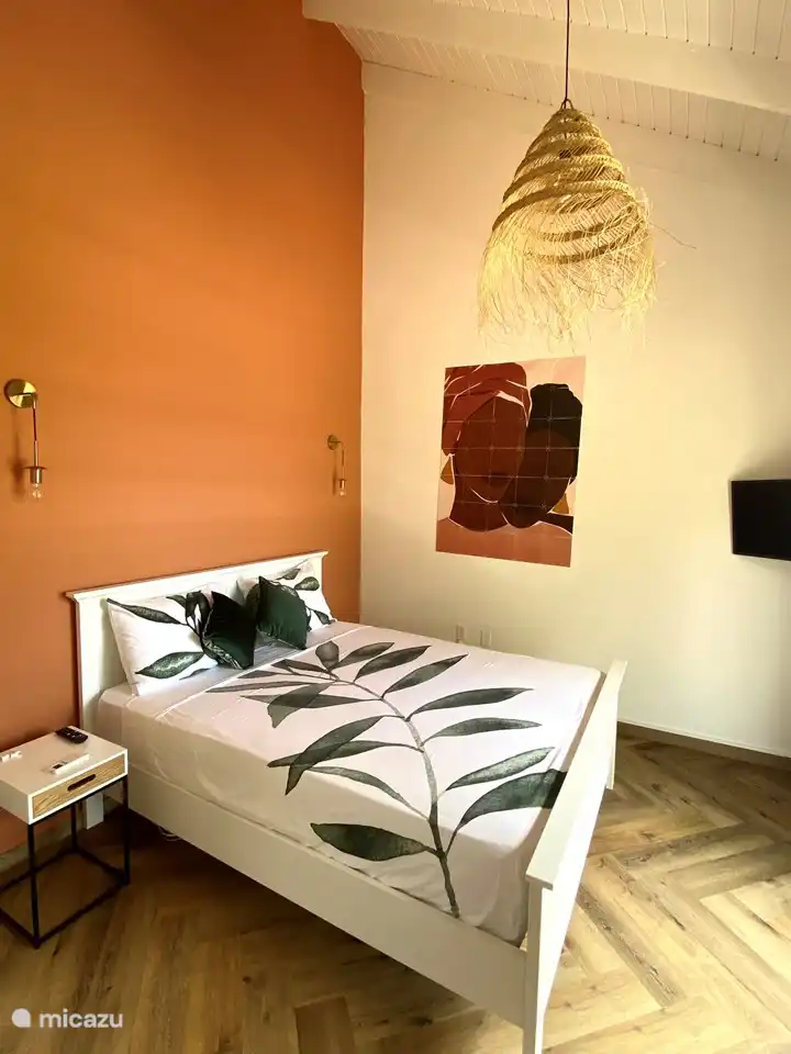 Master bedroom with sea view, with air conditioning and a smart TV.