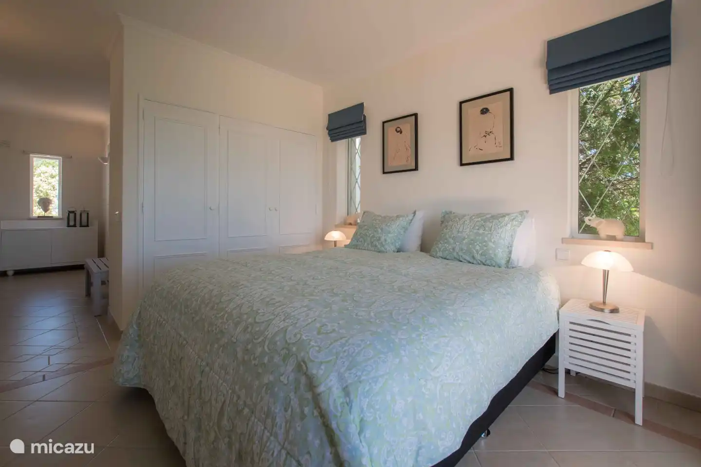 Chambre 1 en bas + porte sur le jardin 