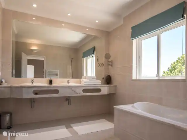 Casa Feliz | Portugal, Algarve, Santa Bárbara de Nexe - villa Salle de bain de la chambre 3 (baignoire et douche séparée)