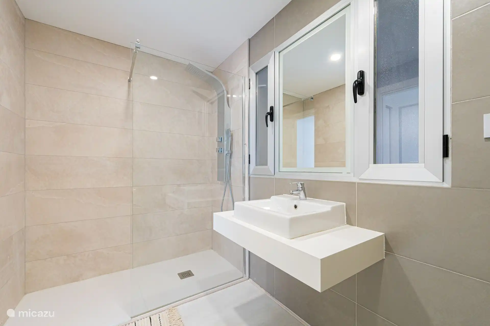 Salle de bain 1 avec douche à l’italienne