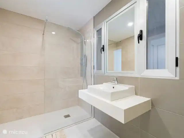 Location de Vacances Espagne, Costa Blanca, Altea Hills, appartement - Casa Dorada Salle de bain 1 avec douche à l’italienne
