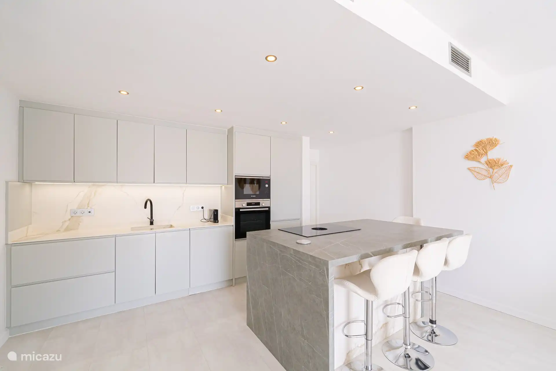 Cuisine ouverte. Profitez de la vue sur la mer tout en cuisinant