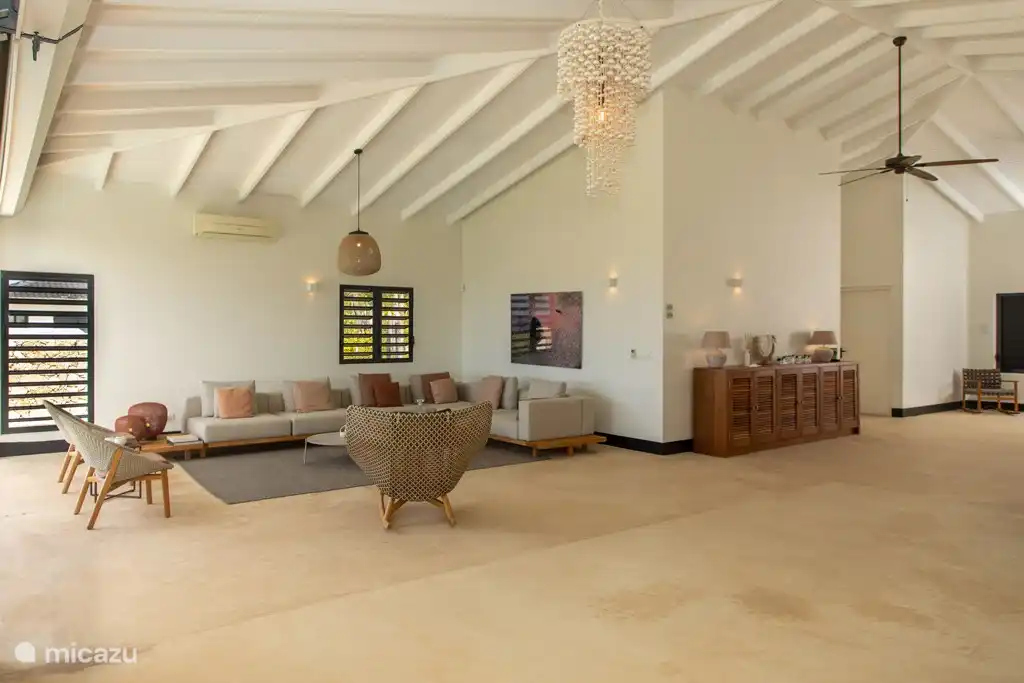 geräumiges Wohnzimmer