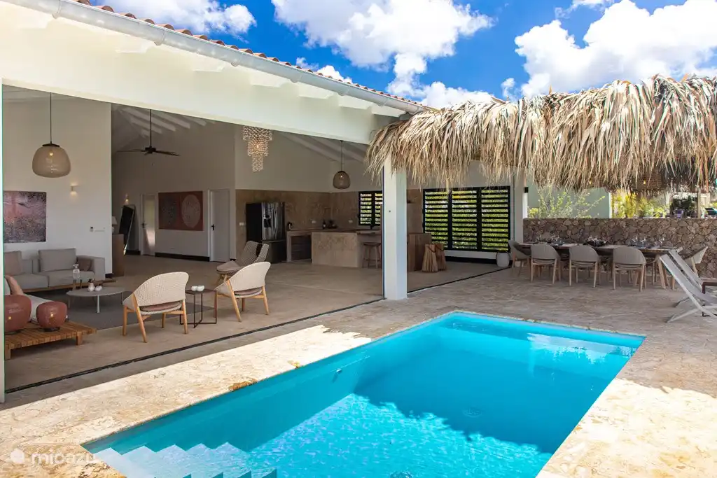 Schwimmbad und Terrasse