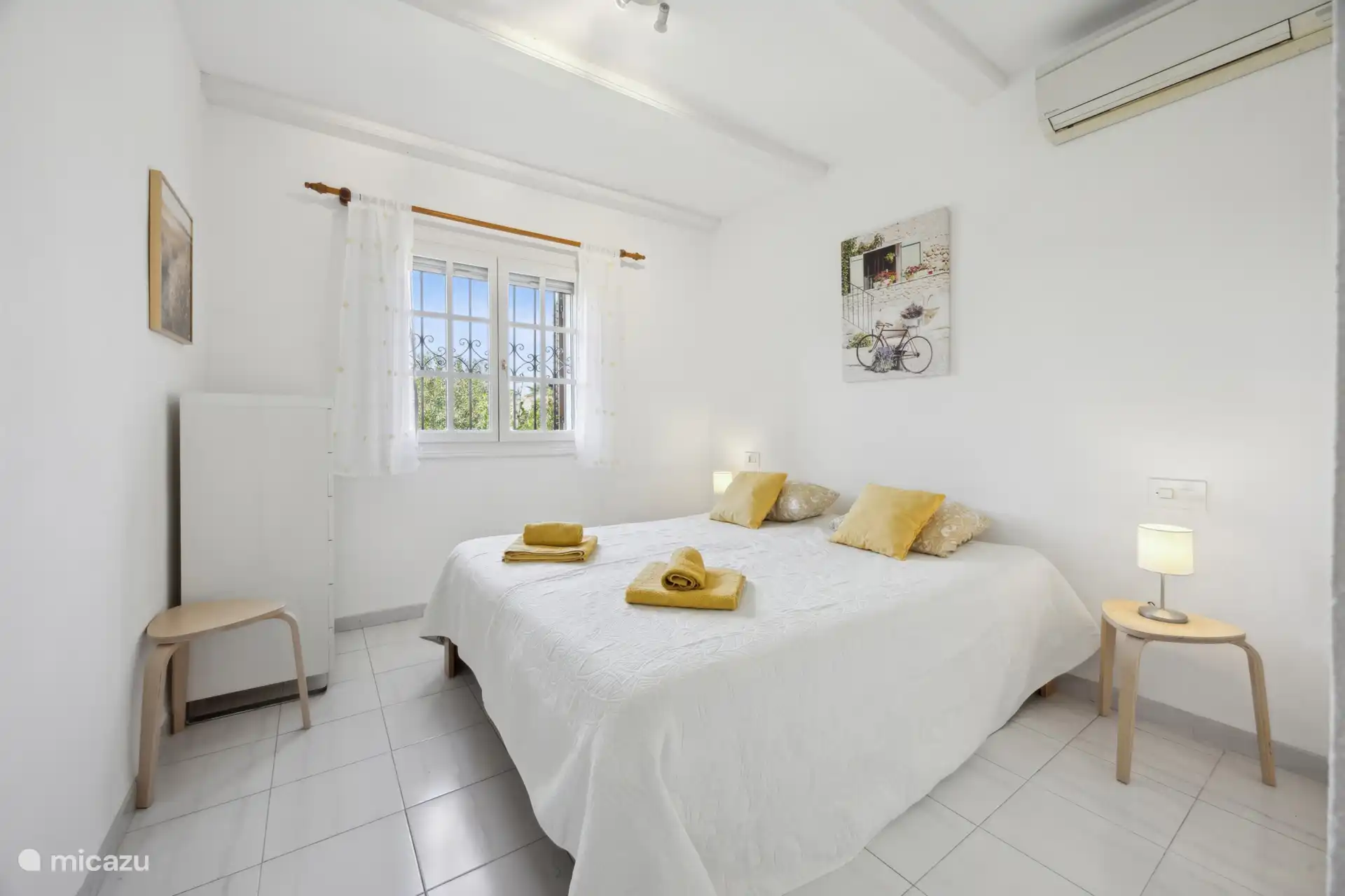 Das Hauptschlafzimmer mit Einbauschränken.