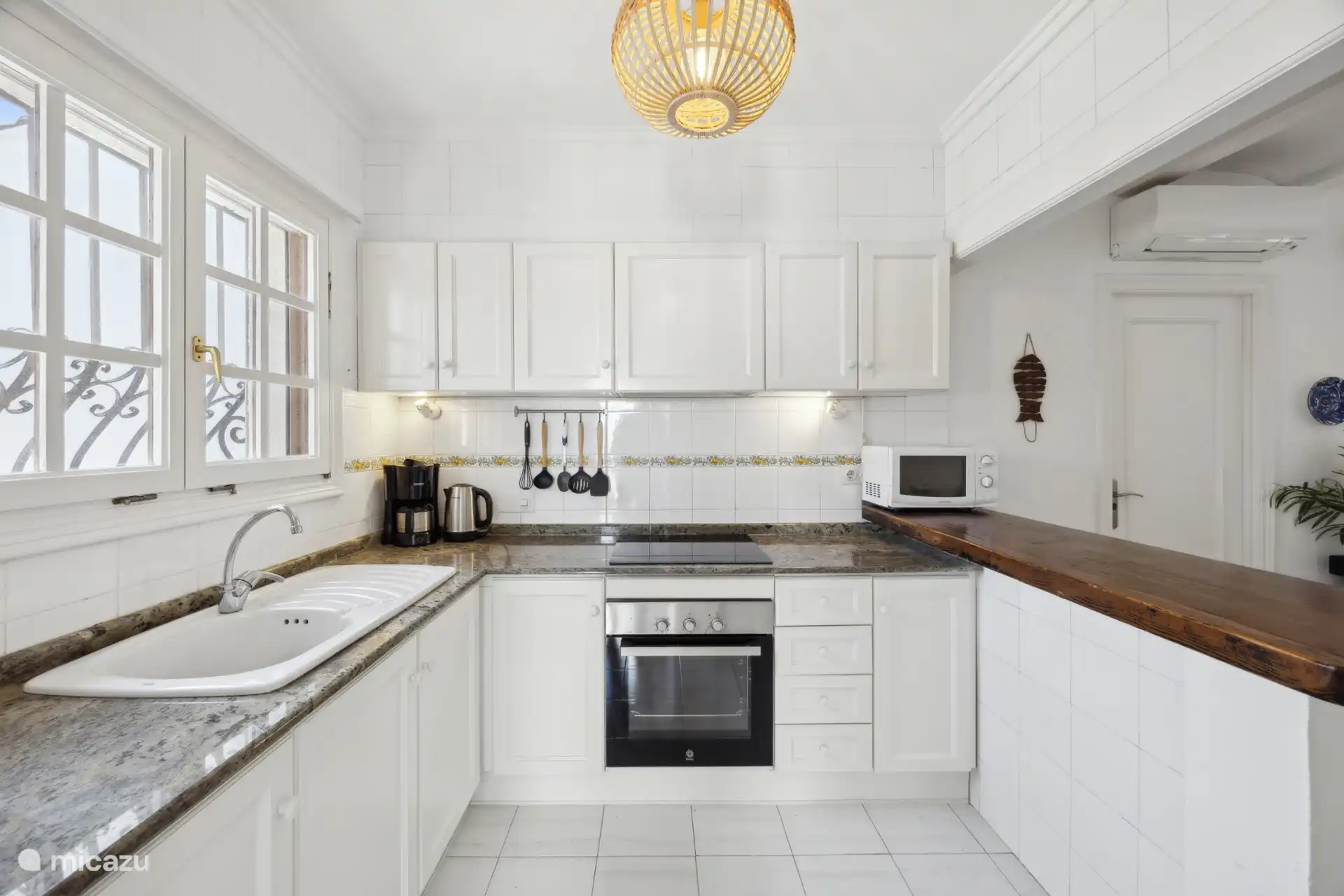 Eine gute und geräumige Küche mit allen Annehmlichkeiten, darunter eine Espressomaschine und eine für Filterkaffee.