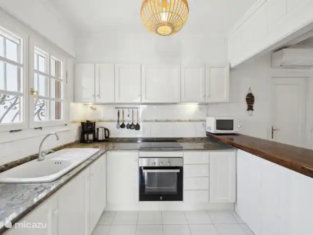 Nuestra Casa huren in Spanje, Costa Blanca, Dénia - bungalow Een goede en ruime keuken, met alle voorzieningen, waaronder een espresso machine en één voor filterkoffie.