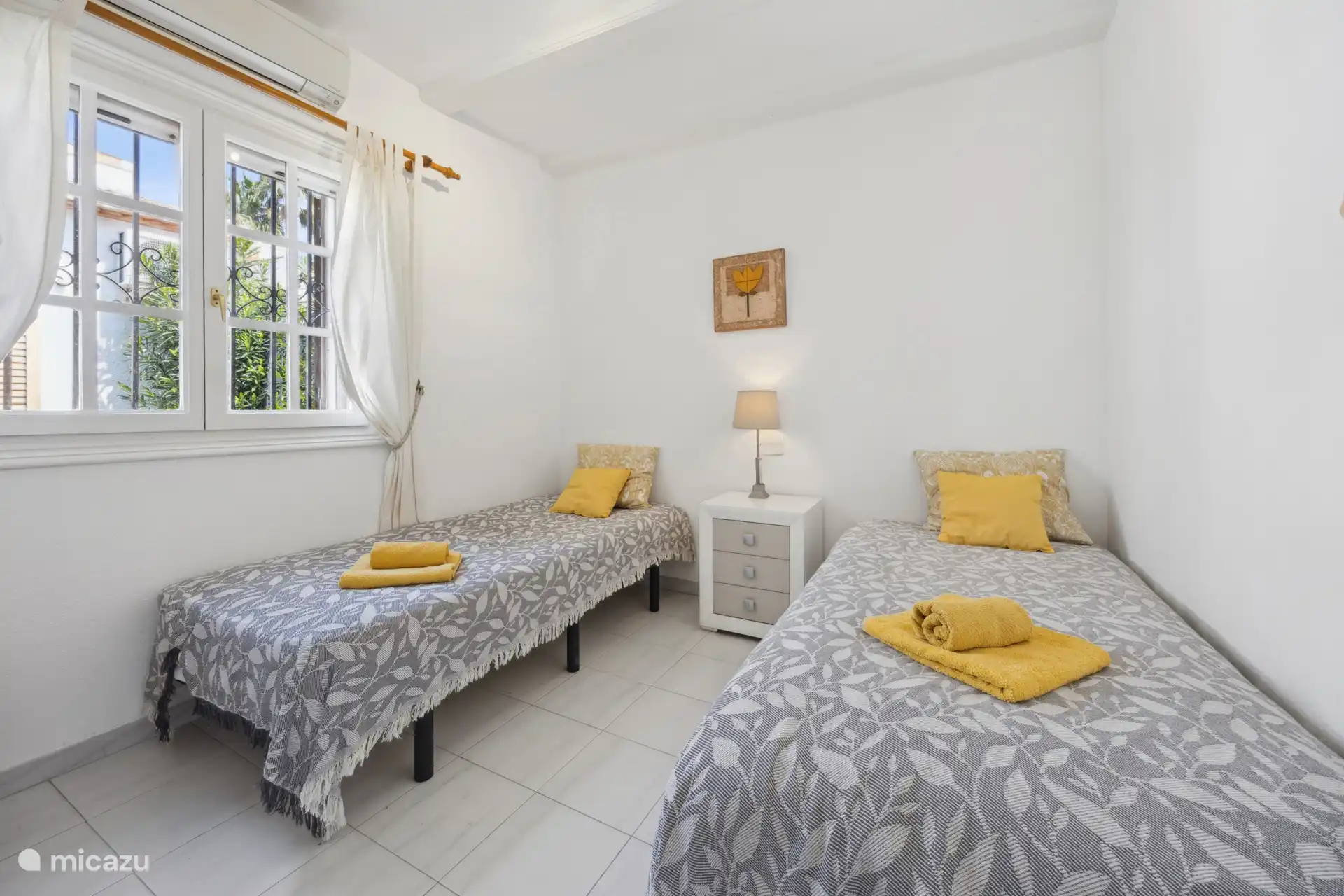 Das zweite Schlafzimmer verfügt ebenfalls über geräumige Einbauschränke.