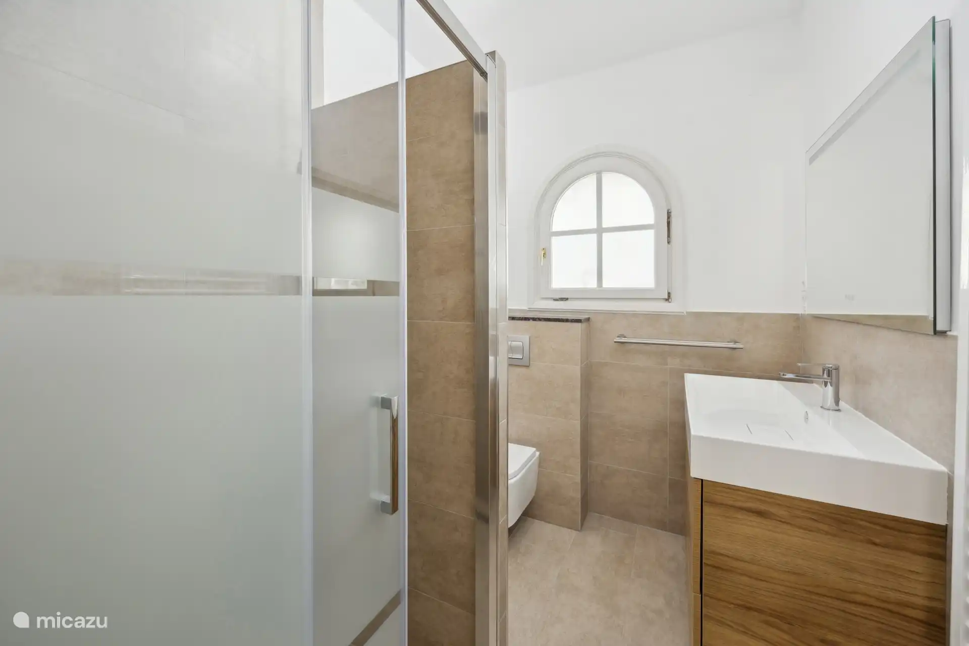 Das renovierte Badezimmer verfügt über eine schöne ebenerdige Dusche.