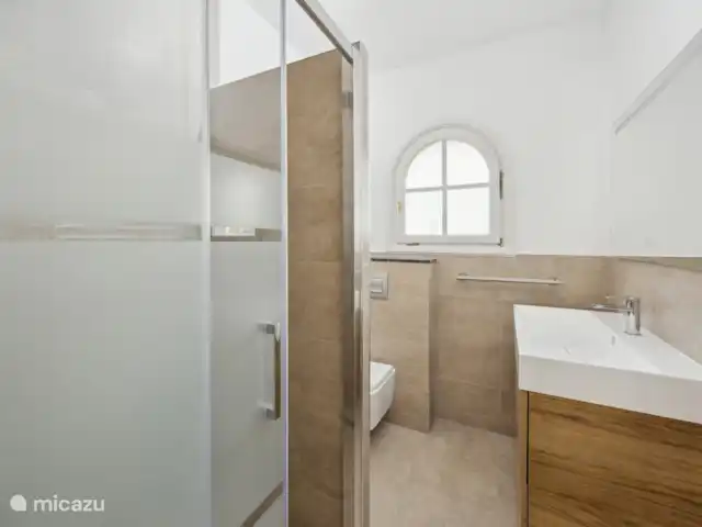 Nuestra Casa huren in Spanje, Costa Blanca, Dénia - bungalow De vernieuwde badkamer heeft een heerlijke inloopdouche.
