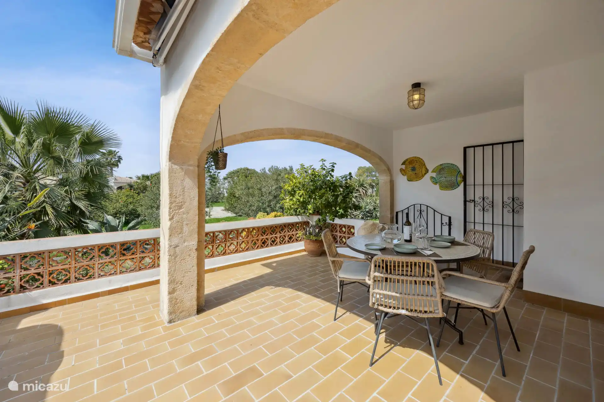 Die Terrasse hat den ganzen Tag Sonne, aber auch einen schönen schattigen Bereich mit Blick auf den tollen Hofgarten.