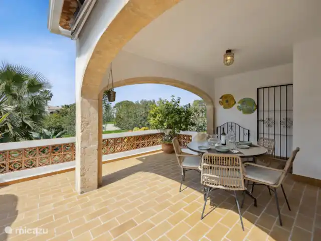 Nuestra Casa huren in Spanje, Costa Blanca, Dénia - bungalow Het terras heeft de gehele dag zon, maar ook een fijne schaduwplek, met uitzicht op de geweldige binnentuin.