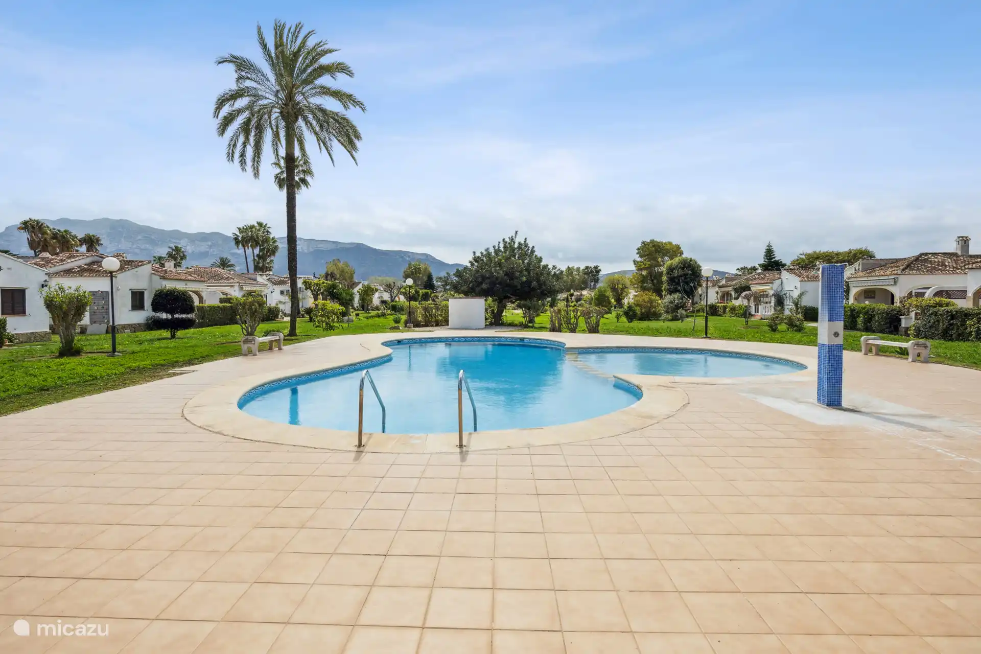 Das große Schwimmbad (fast 20 Meter) mit separatem Kinderbecken.