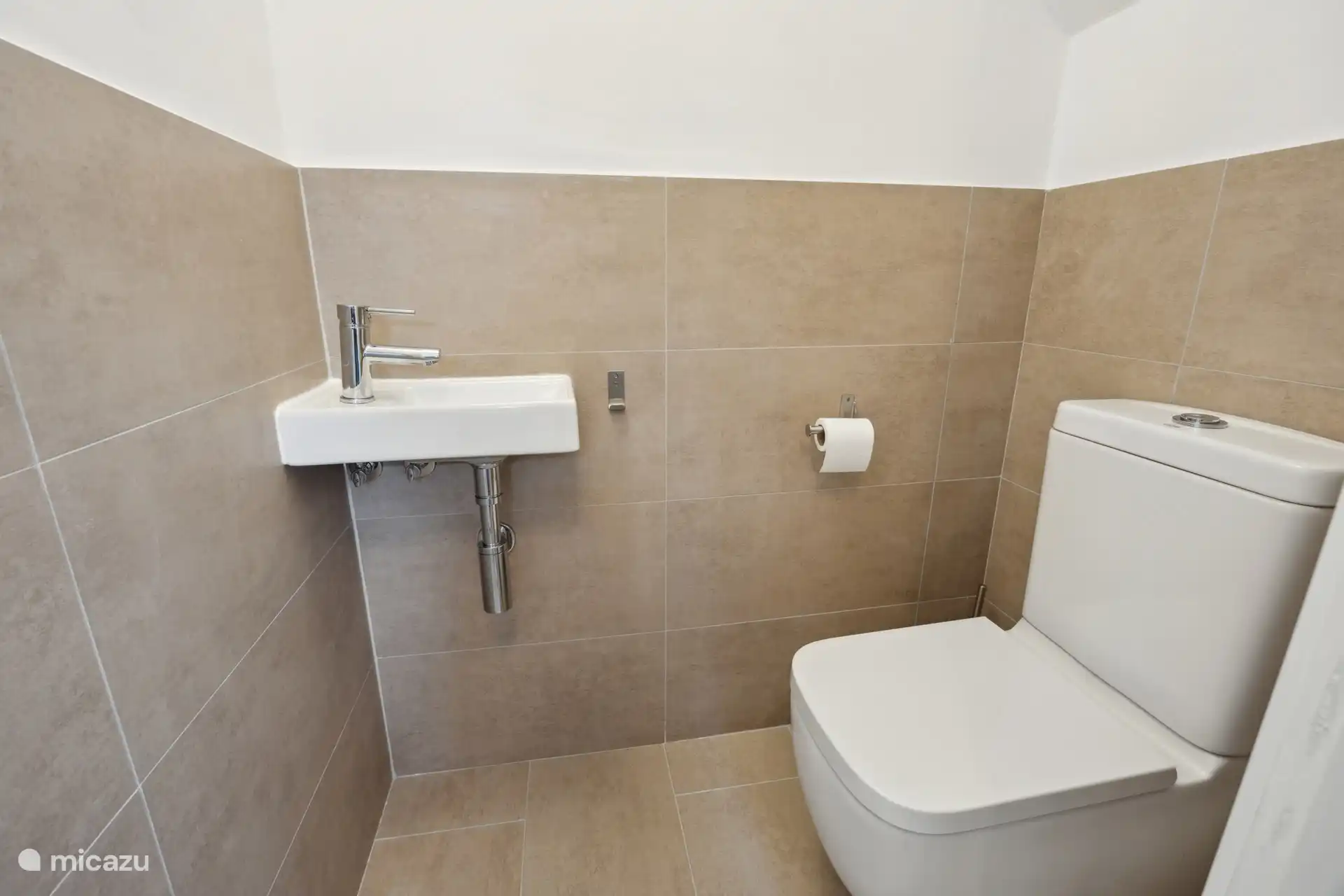 Es gibt eine extra Toilette im Flur.