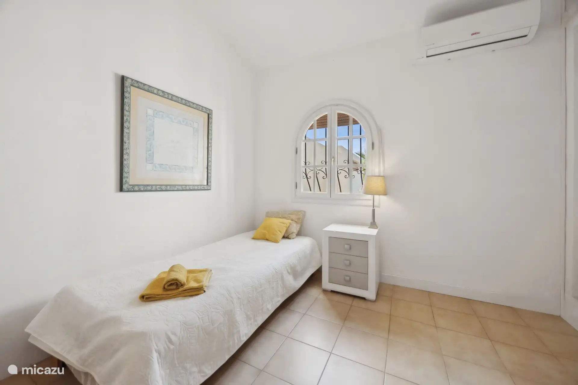 Das geräumige dritte Schlafzimmer verfügt über mehrere Schränke.