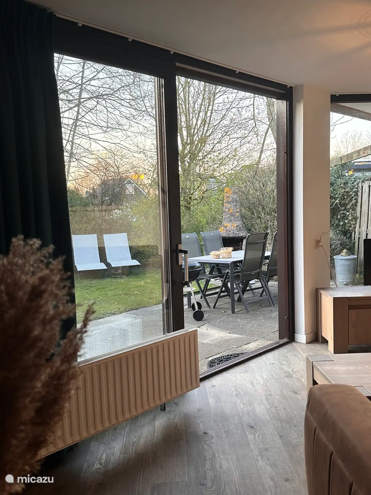 De tuin is volledig omheind, ideaal voor kinderen en honden