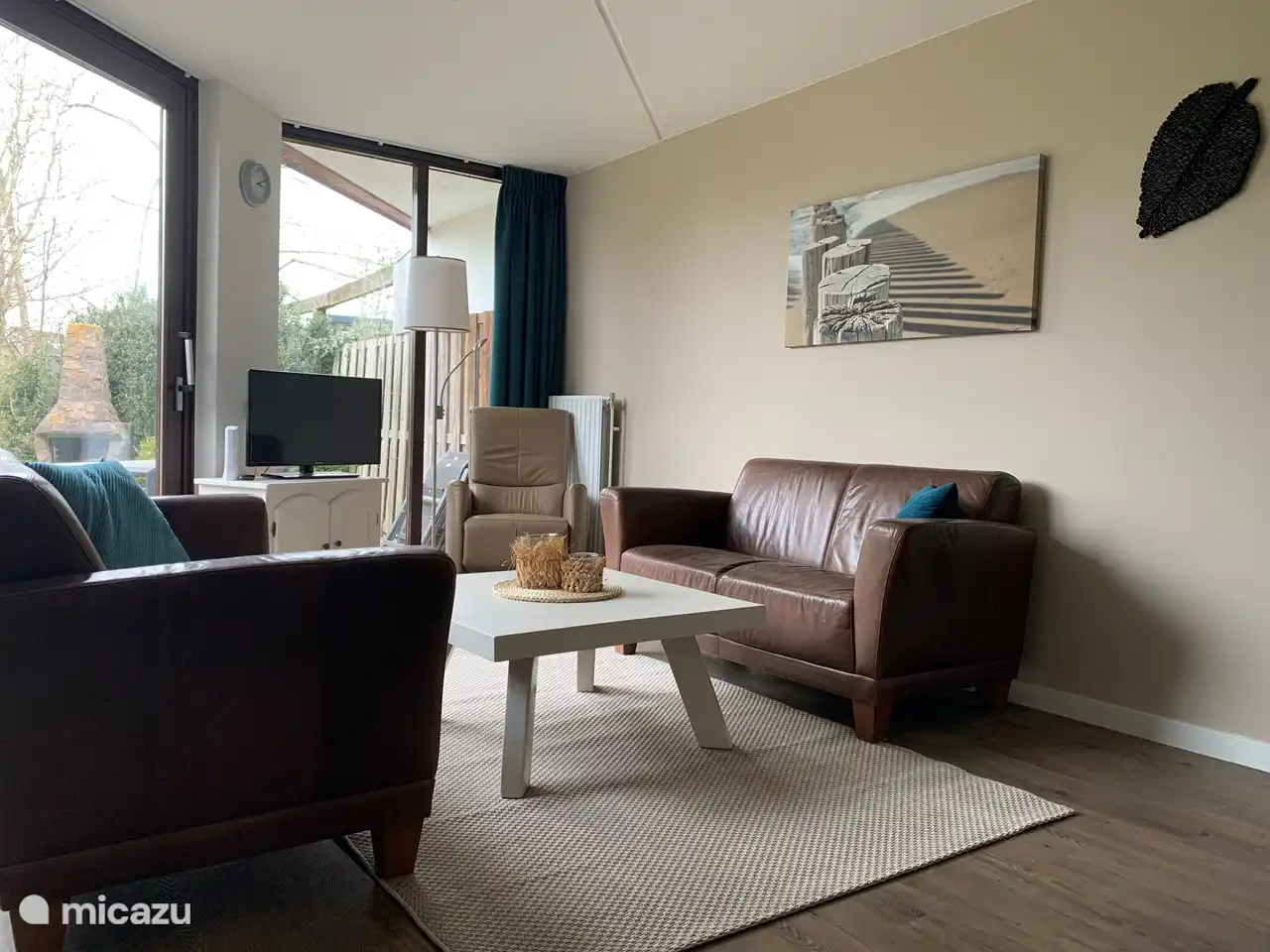 Beau salon lumineux avec de grandes portes coulissantes