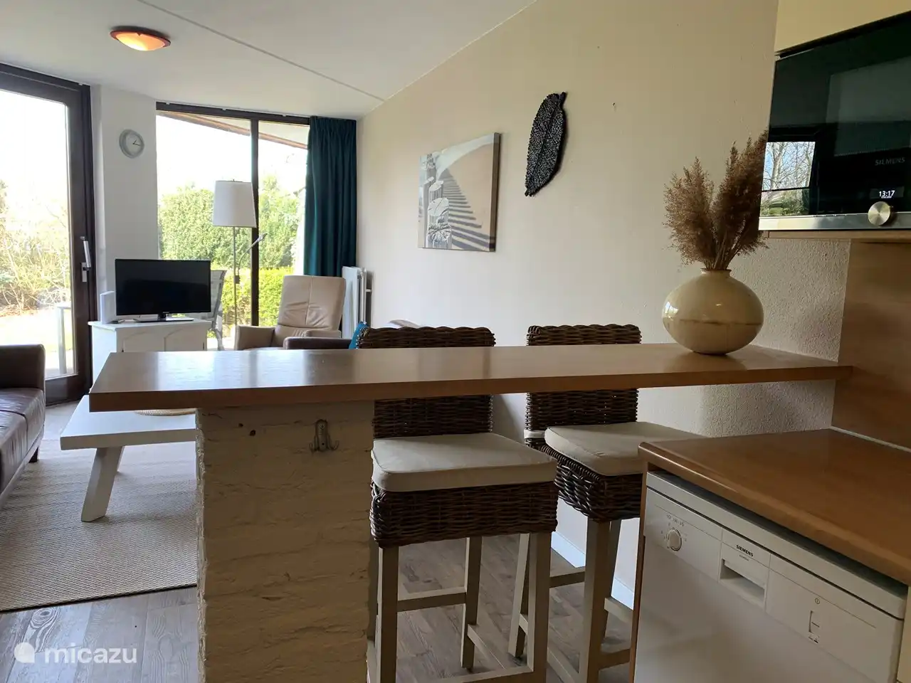 Les grandes portes coulissantes offrent un séjour merveilleusement lumineux et font entrer le jardin à l'intérieur