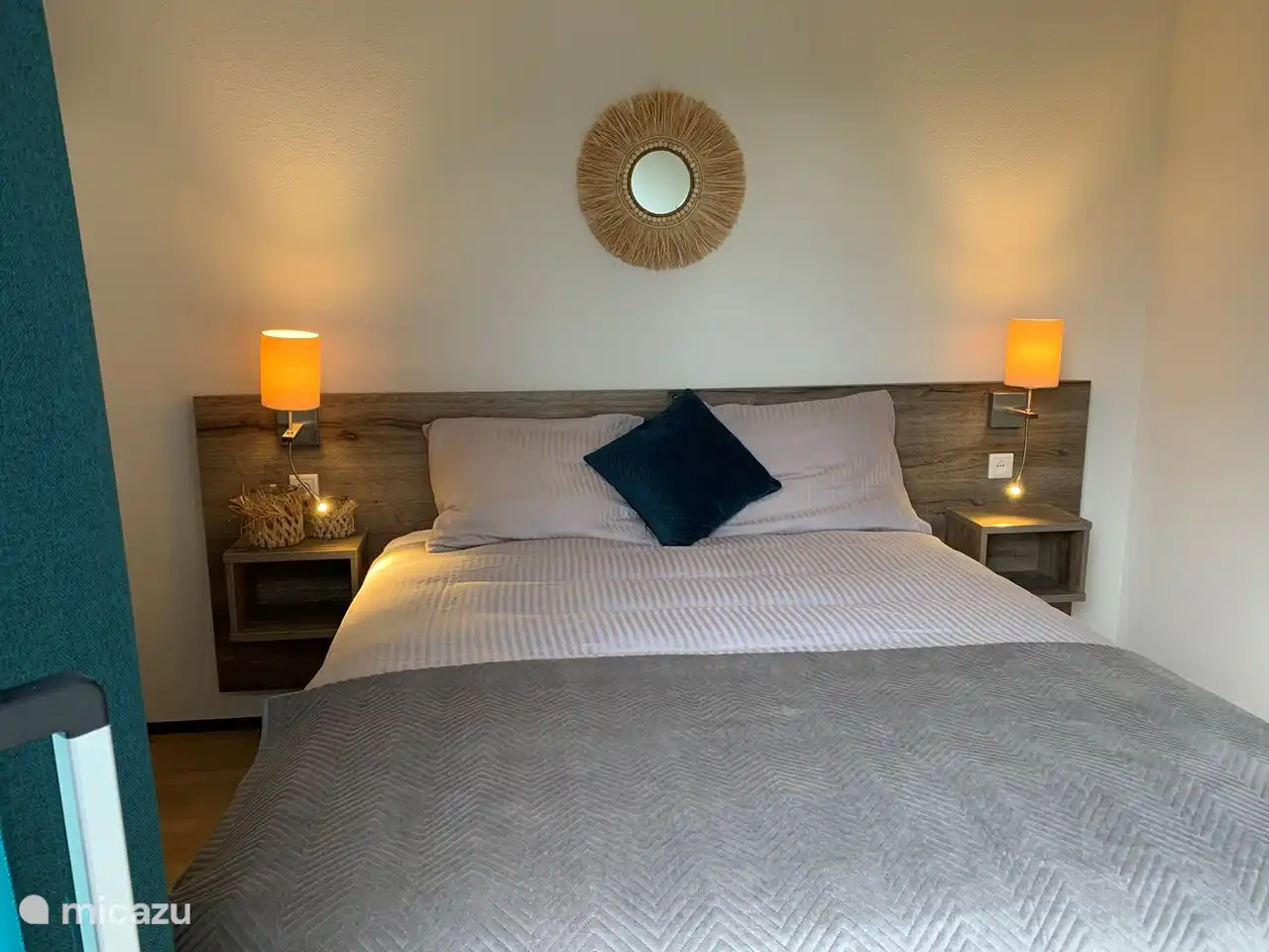 Chambre 1 avec de grandes portes coulissantes sur le balcon matelas double queen size 160x200