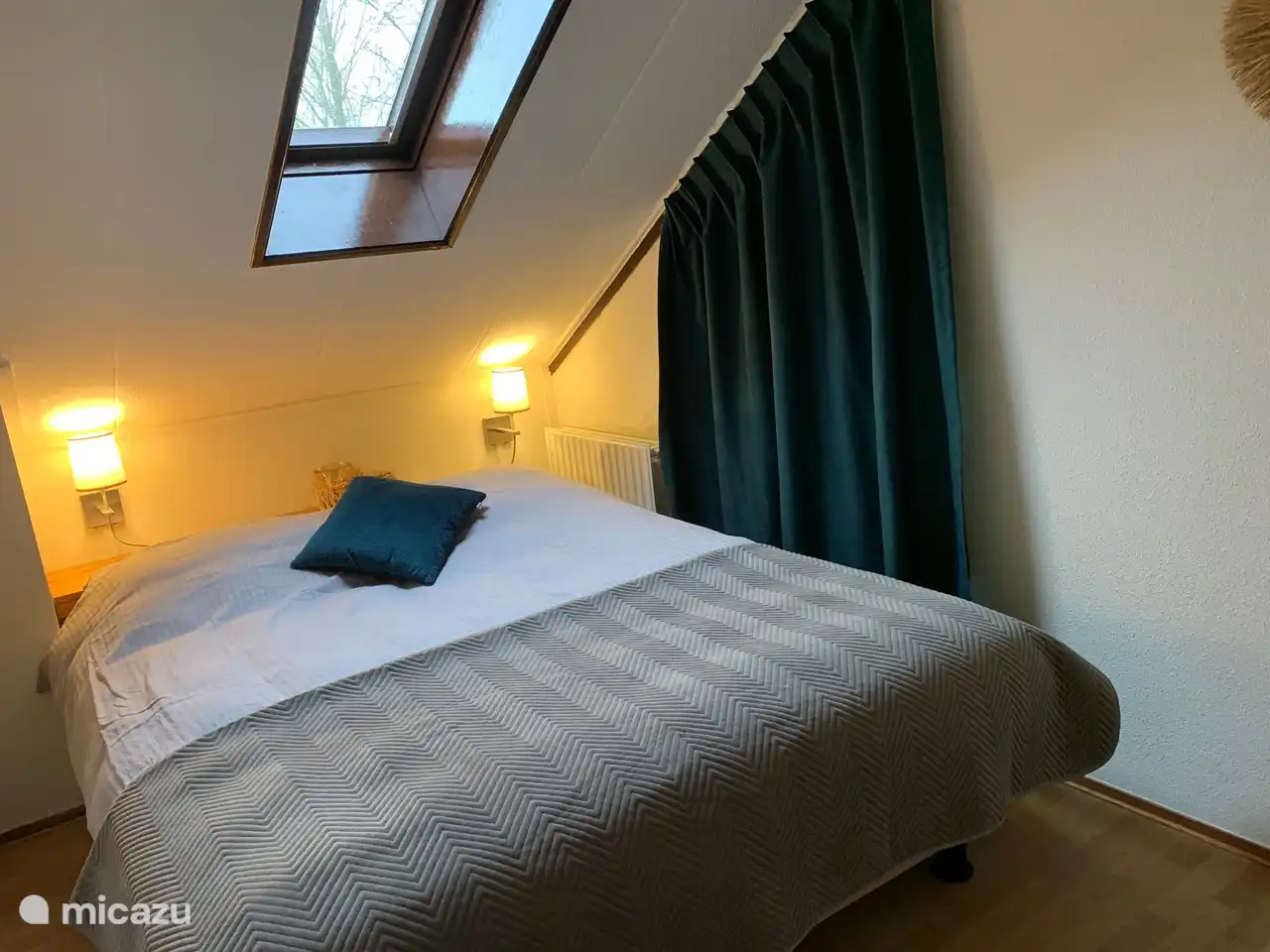 Beaux rideaux occultants dans les chambres également. Dors bien! Chambre 2 avec deux lits simples 80x200 pouvant également servir de lit double