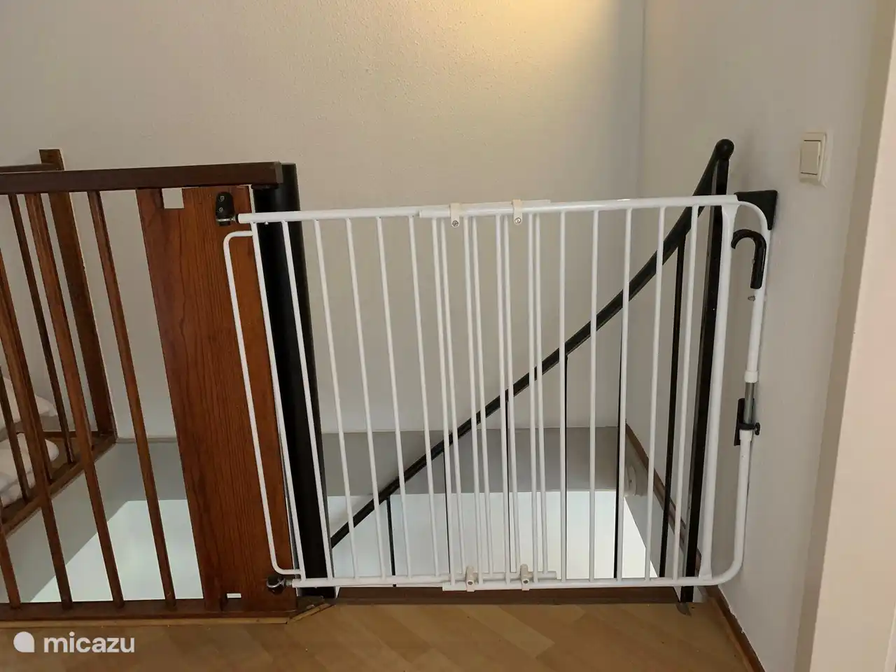 Maison adaptée aux enfants avec porte d'escalier au-dessus, lit de camp pour bébé et chaise haute sont déjà présents dans la maison