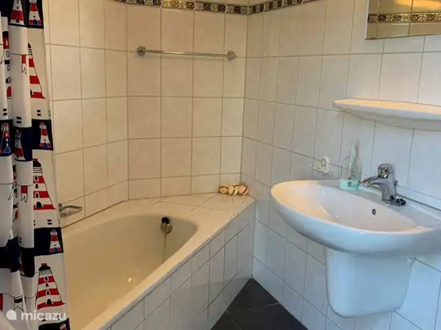 La coquille, Port Greve | Pays-Bas, Zélande, Brouwershaven - maison de vacances Salle de bain avec baignoire et douche, WC et lavabo
au rez-de-chaussée