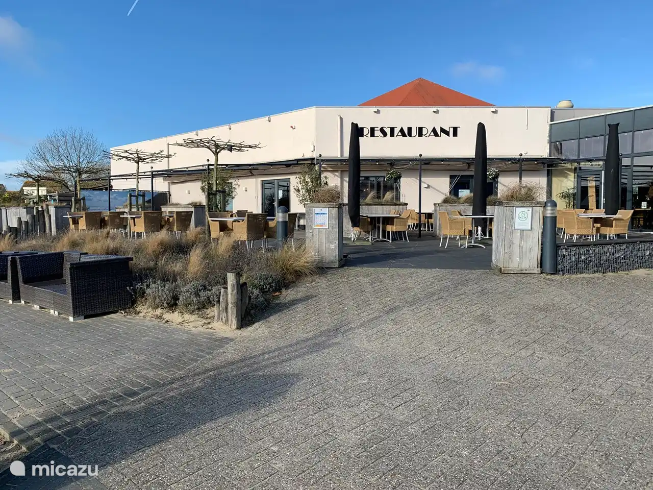 Restaurant confortable, supermarché, aire de jeux intérieure et extérieure et piscine intérieure à seulement 200 mètres de la maison de vacances De Schelp.