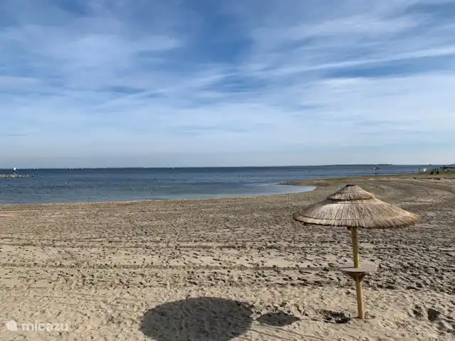 La coquille, Port Greve | Pays-Bas, Zélande, Brouwershaven - maison de vacances Cette belle plage de sable et le pavillon de plage Jeanzz sont à seulement 400 mètres