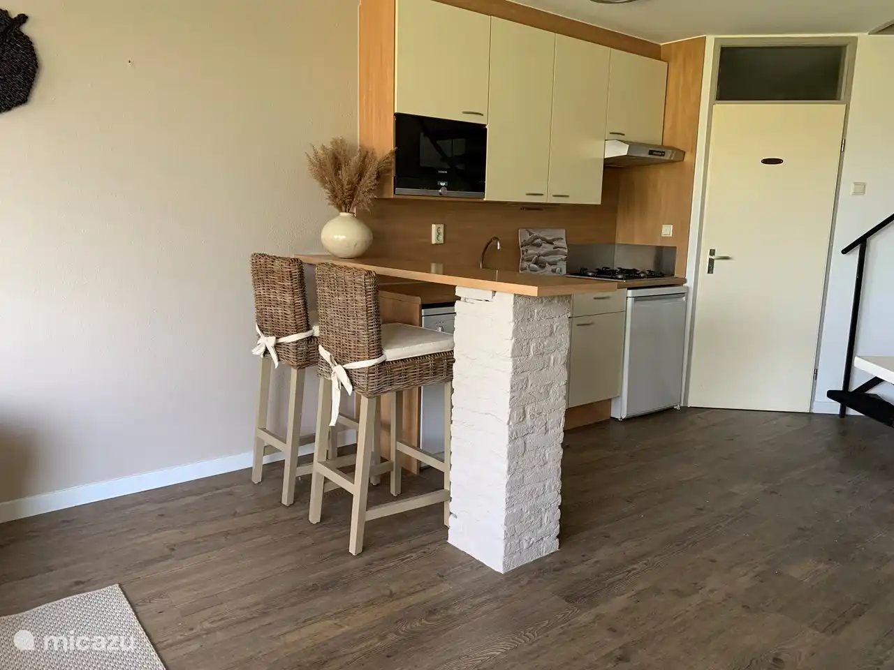 Cuisine entièrement équipée avec toutes les commodités telles que lave-vaisselle, réfrigérateur, micro-ondes et four, etc.