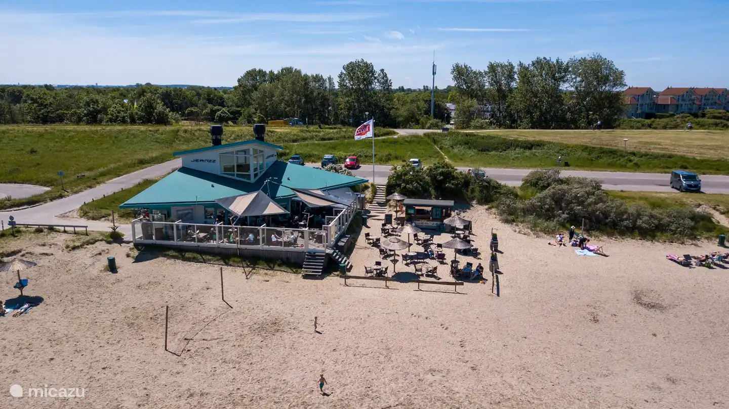 Le pavillon de plage Jeanzz est notre restaurant préféré : ) Vous pouvez admirer le magnifique Grevelingenmeer !