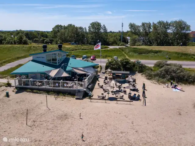 La coquille, Port Greve | Pays-Bas, Zélande, Brouwershaven - maison de vacances Le pavillon de plage Jeanzz est notre restaurant préféré : ) Vous pouvez admirer le magnifique Grevelingenmeer !