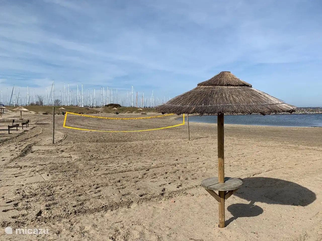 Cette magnifique plage de sable et pavillon de plage Jeanzz sur le lac de Grevelingen est à seulement 400 mètres