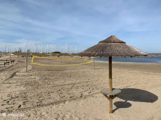 La coquille, Port Greve | Pays-Bas, Zélande, Brouwershaven - maison de vacances Cette magnifique plage de sable et pavillon de plage Jeanzz sur le lac de Grevelingen est à seulement 400 mètres