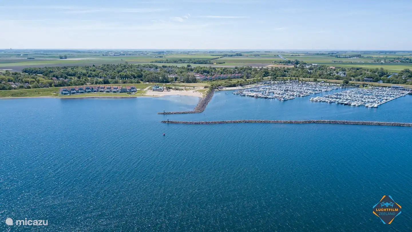 La belle plage et le port sont à seulement 400 mètres de la maison de vacances De Schelp