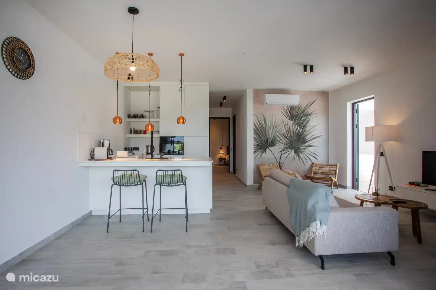 Wohnzimmer und Flur zu den Schlafzimmern.