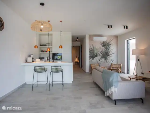 Le récif Curaçao 19 | Curaçao, Curaçao-Centre, Blue Bay - appartement Séjour et couloir vers les chambres.