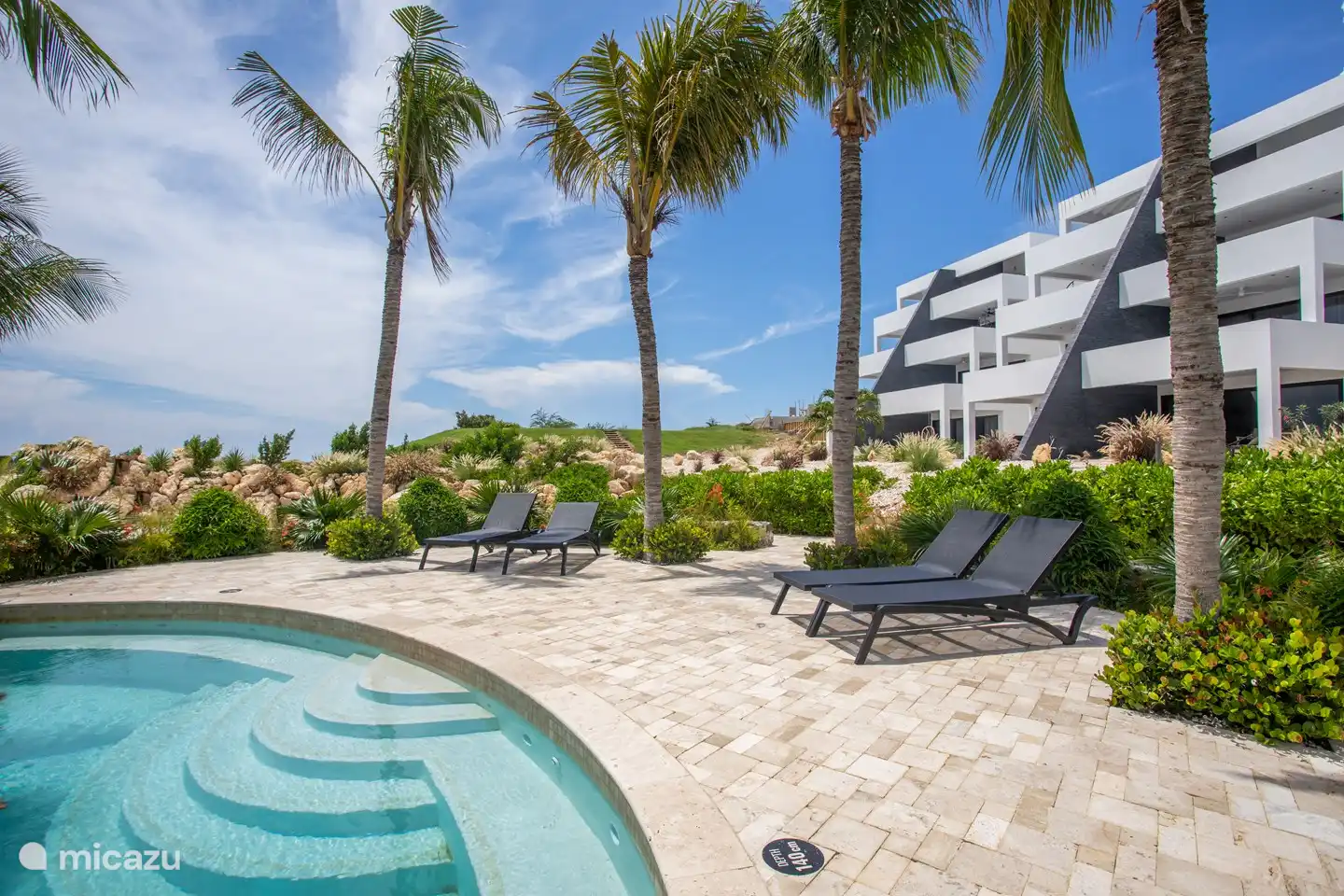 Swimmingpool mit bequemen Liegen