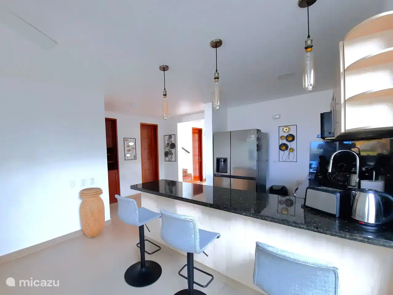 Cocina abierta completamente equipada con agua fría y caliente