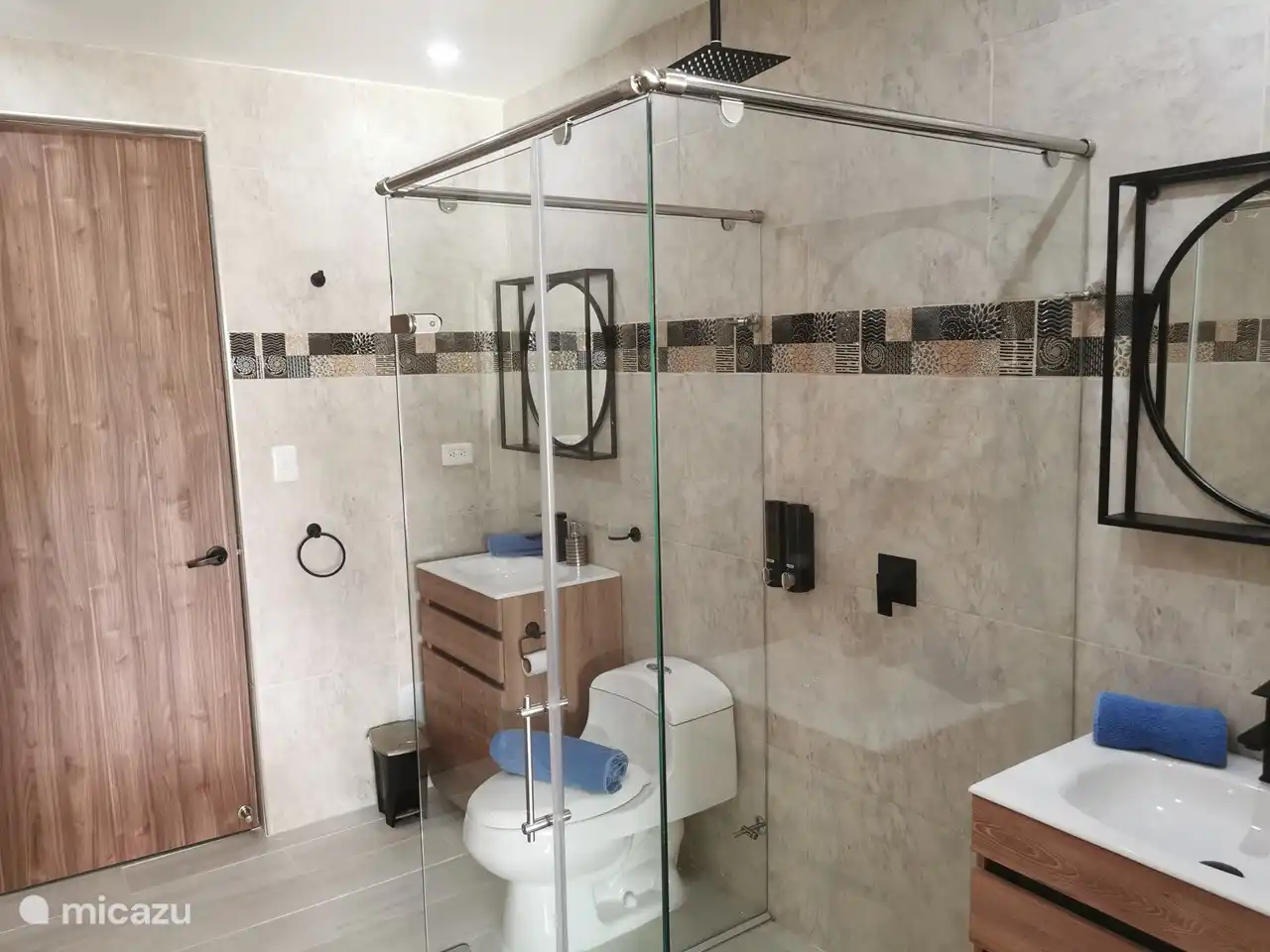 Baño nuevo con plato de ducha y agua caliente