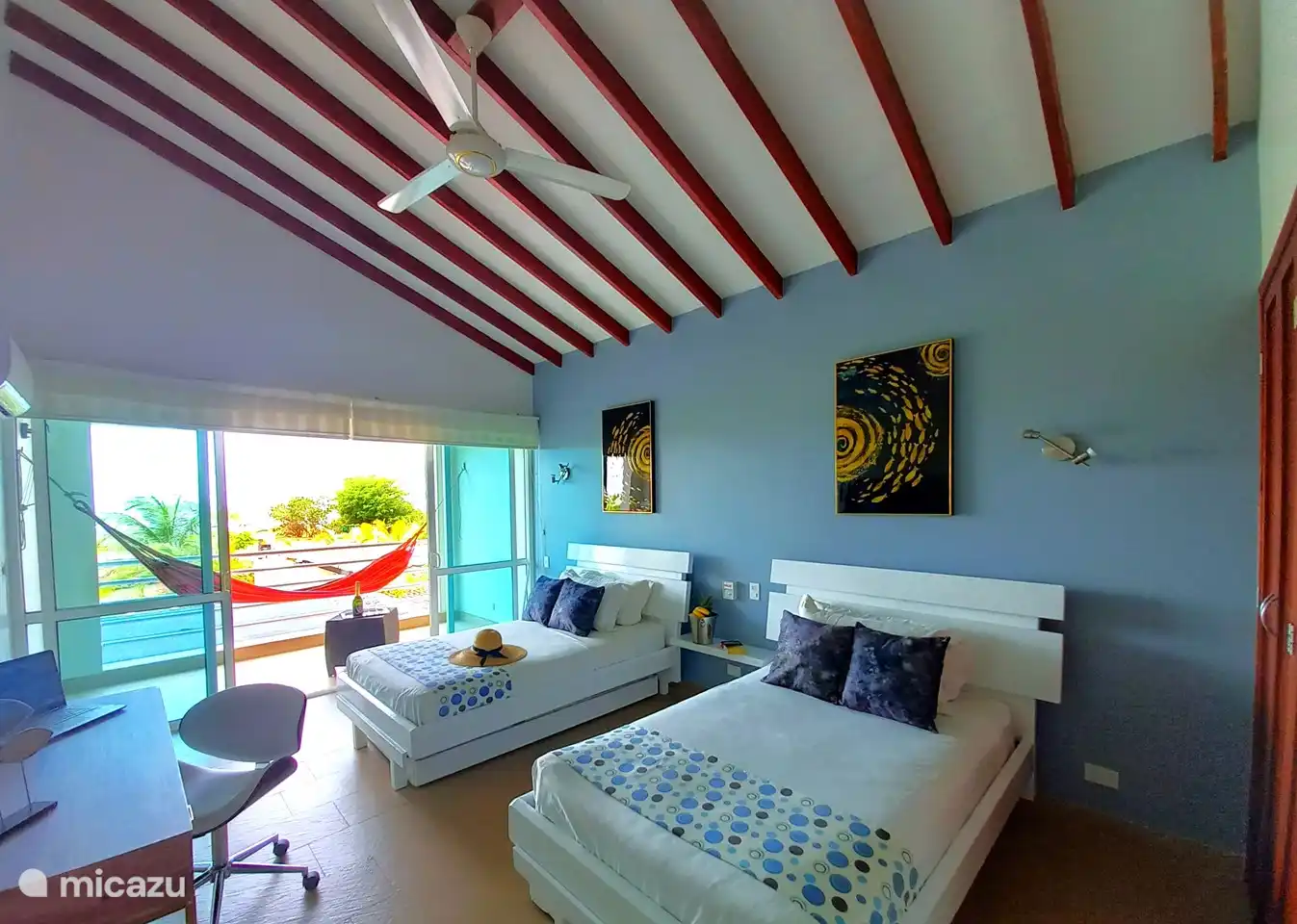 Amplio, con 4 camas, balcón, vista al mar.