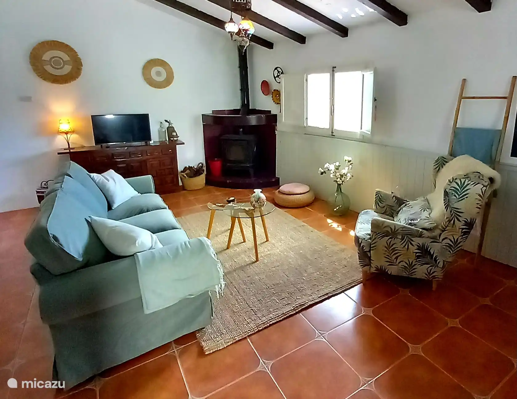 Gemütliches, geräumiges Wohnzimmer mit bequemem Sofa.