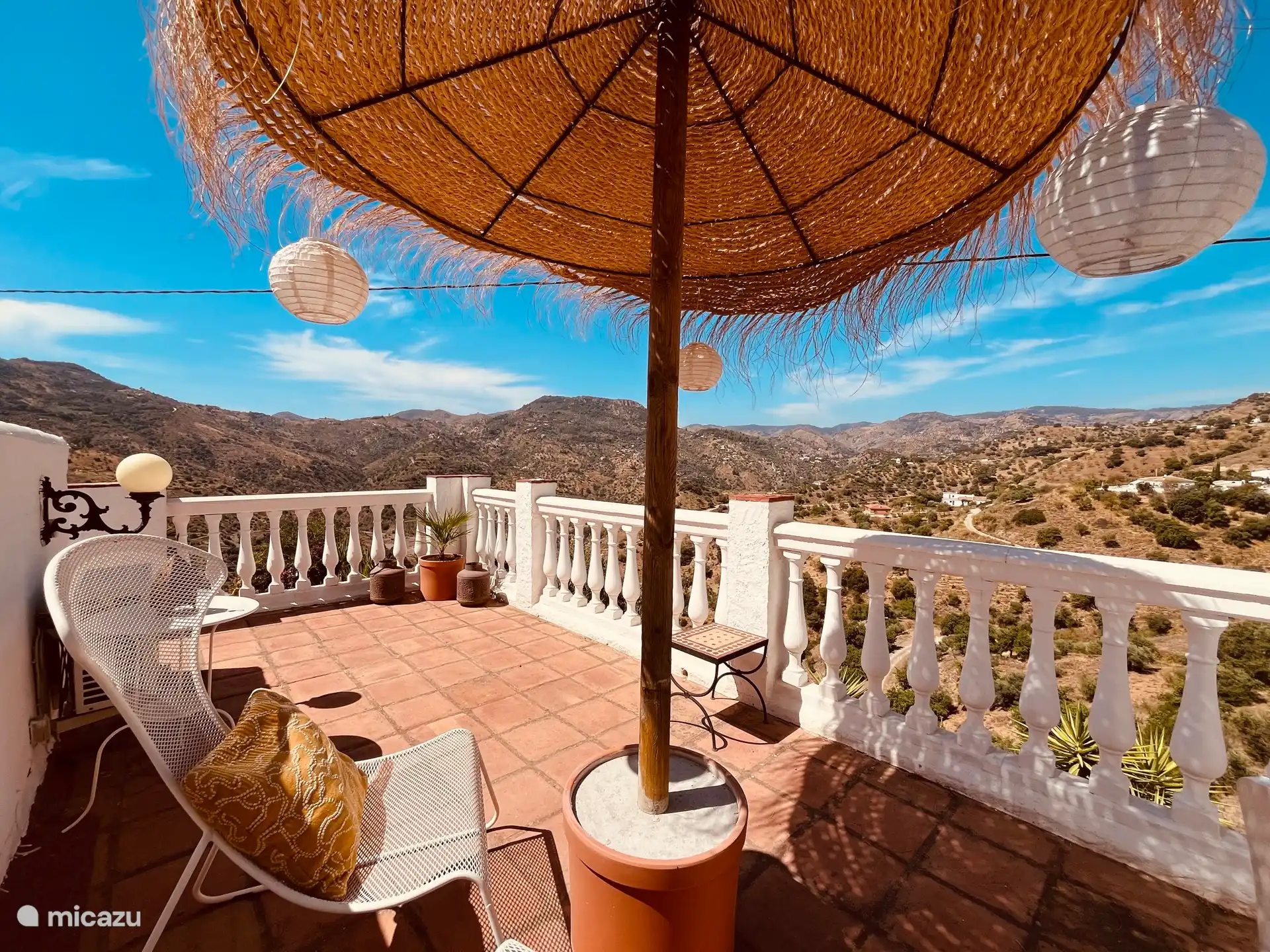 Het heerlijke dakterras met prachtig uitzicht.