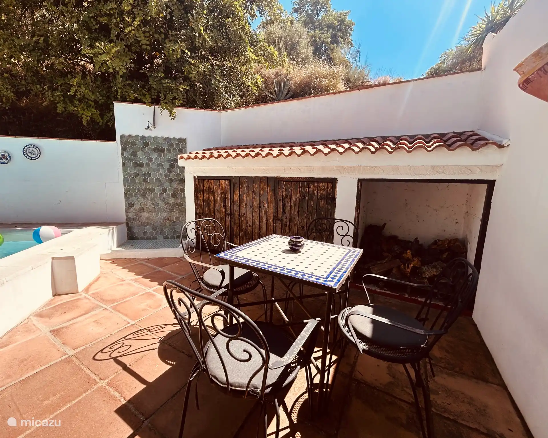 Extra zitje en houtopslag.