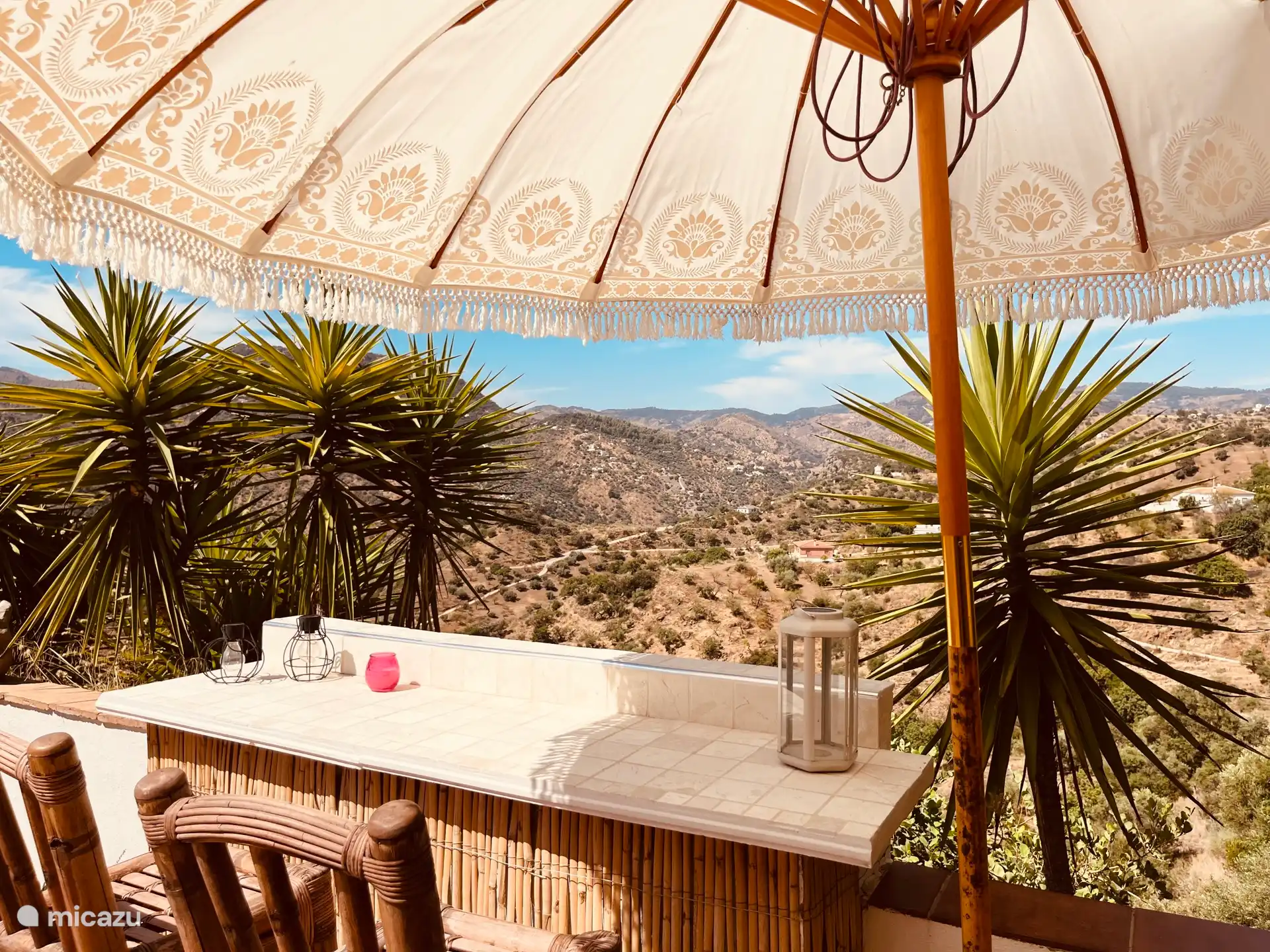 De gezellige buitenbar.