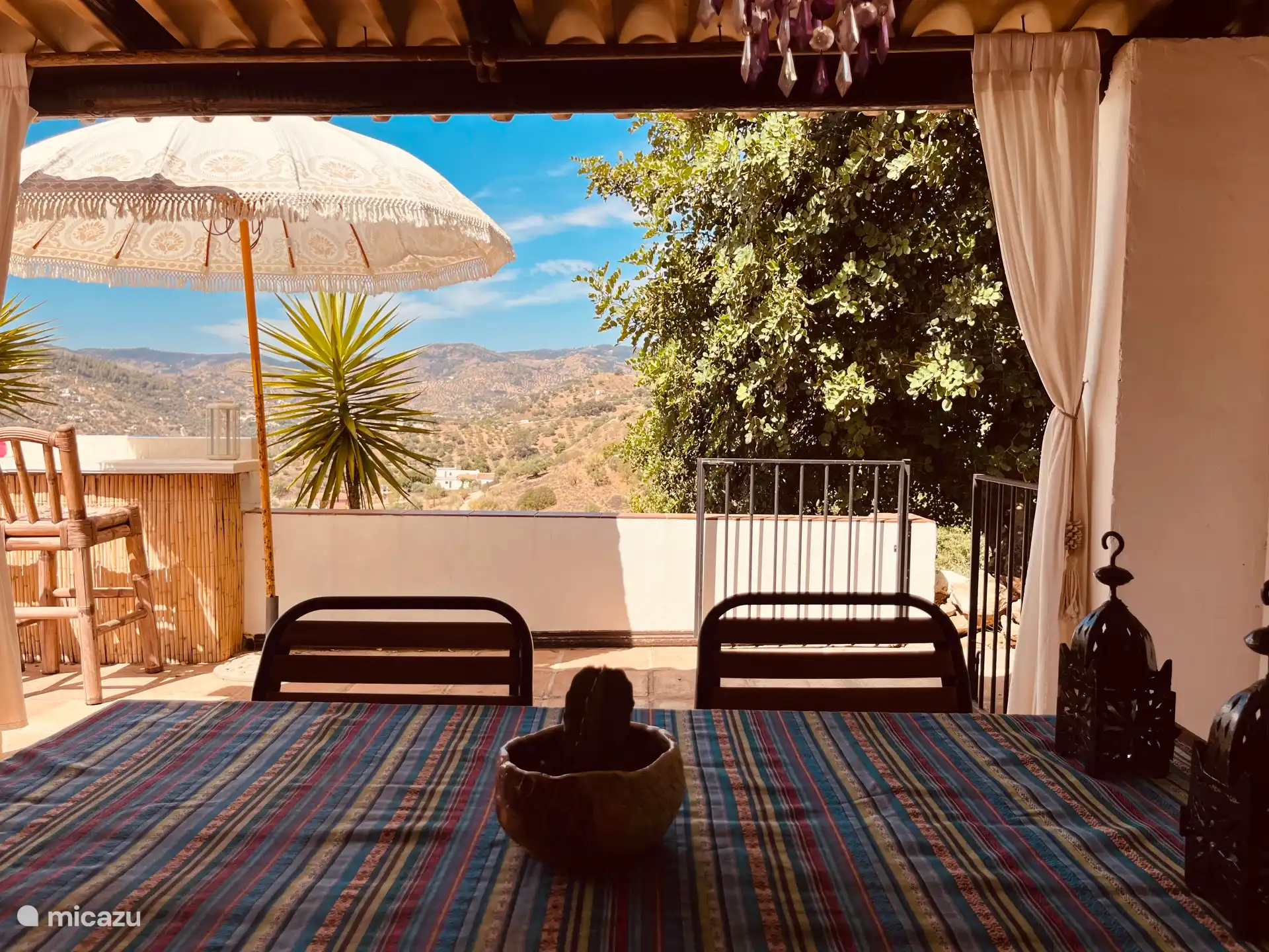 Uitzicht vanuit de ruime buitenkeuken