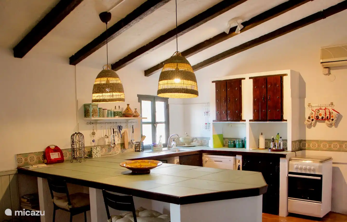 Geräumige offene Küche mit großer Frühstückstheke! Auch schön für Gesellschaftsspiele und gute Gespräche: