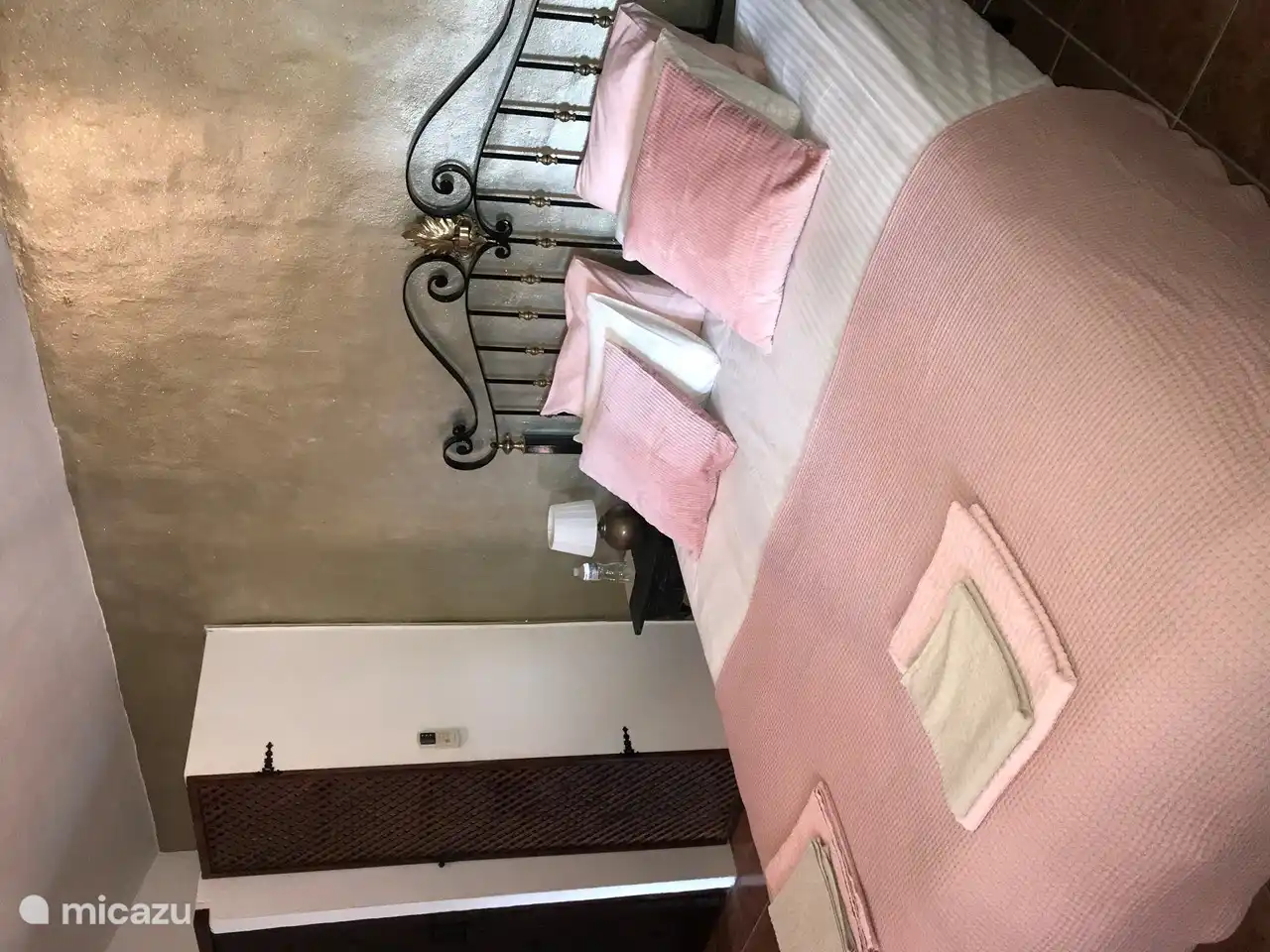 Praktische Kommode plus Kleiderschränke in den Schlafzimmern.