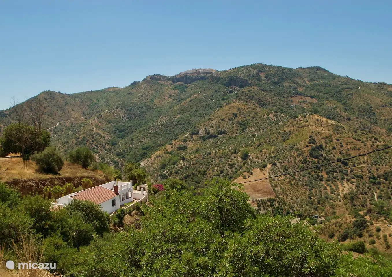 Das Haus in seiner natürlichen Umgebung. Völlig abgeschieden, aber nicht menschenleer. Es gibt mehrere Häuser in der Gegend.